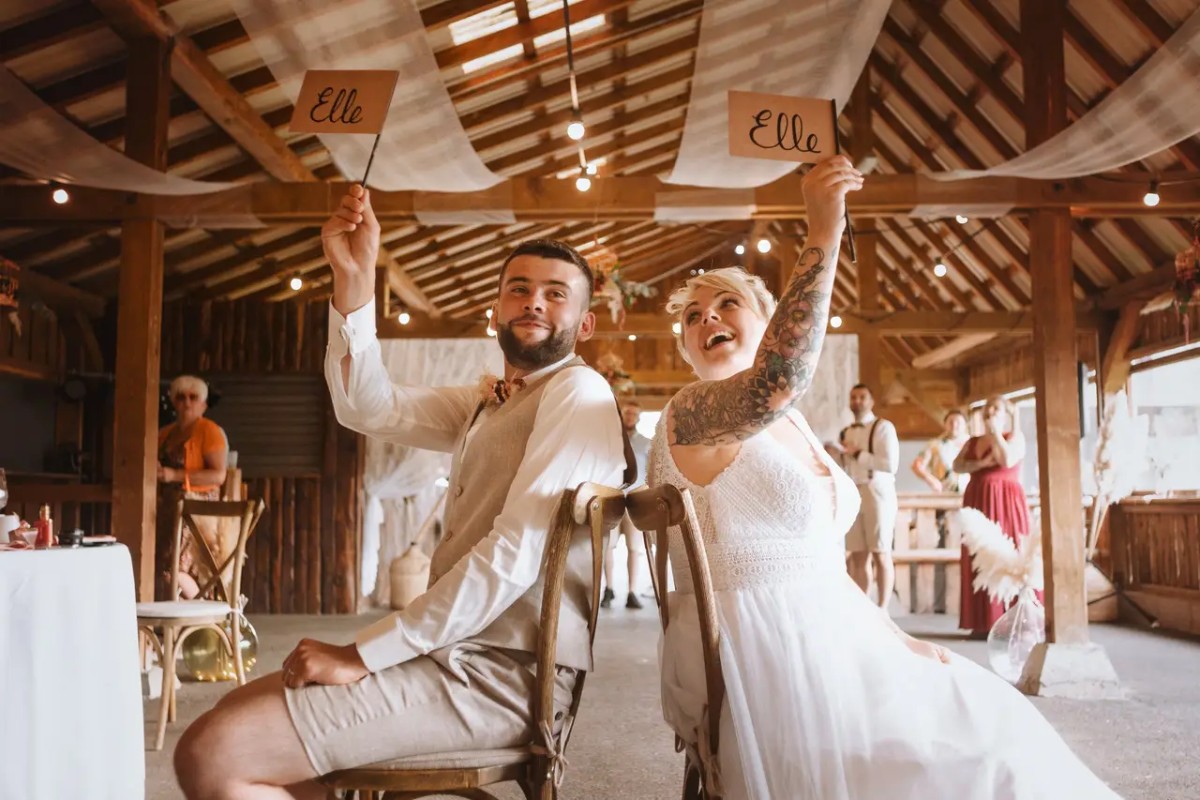 Les mariés participent à un jeu de mariage ludique pendant la réception, une animation originale qui crée des rires, de la complicité et des souvenirs partagés avec les invités.